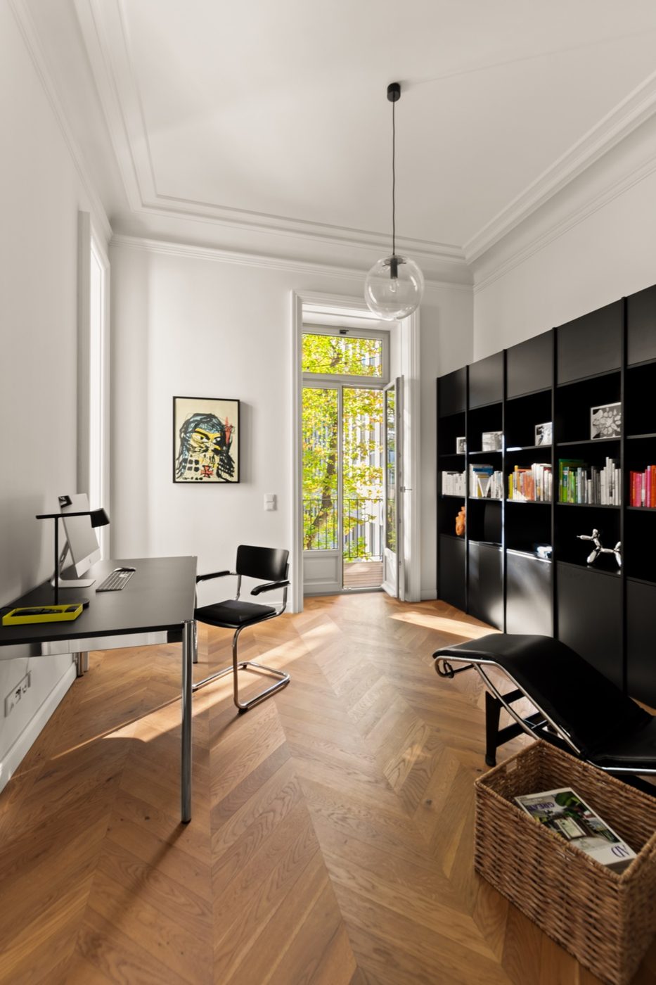 Arbeitszimmer mit maßgefertigter Bibliothek