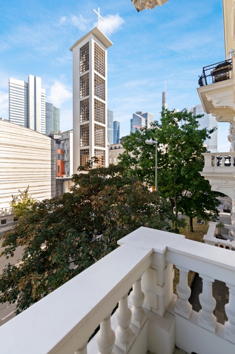 Balkon der Grand Etage mit Blick in den Frankfurter Stadtraum