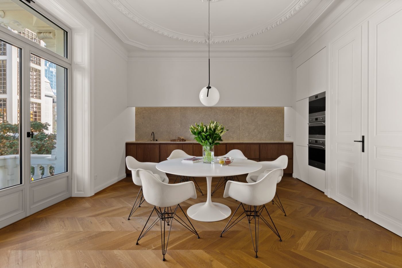 Küche mit amerikanischem Kernnussbaum, Marmor und SMEG-Geräten