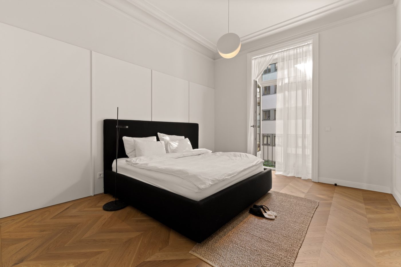 Schlafzimmer der Grand Etage mit ruhiger Altbauatmosphäre